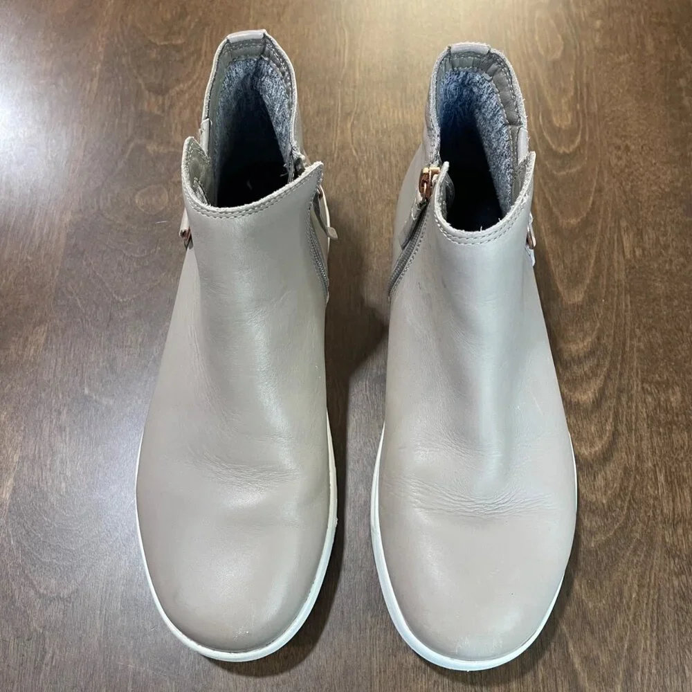 KURU Cloud‎ Tempo Leather Ankle Bootie Women's Size 9.5  Water Resistant Taupe